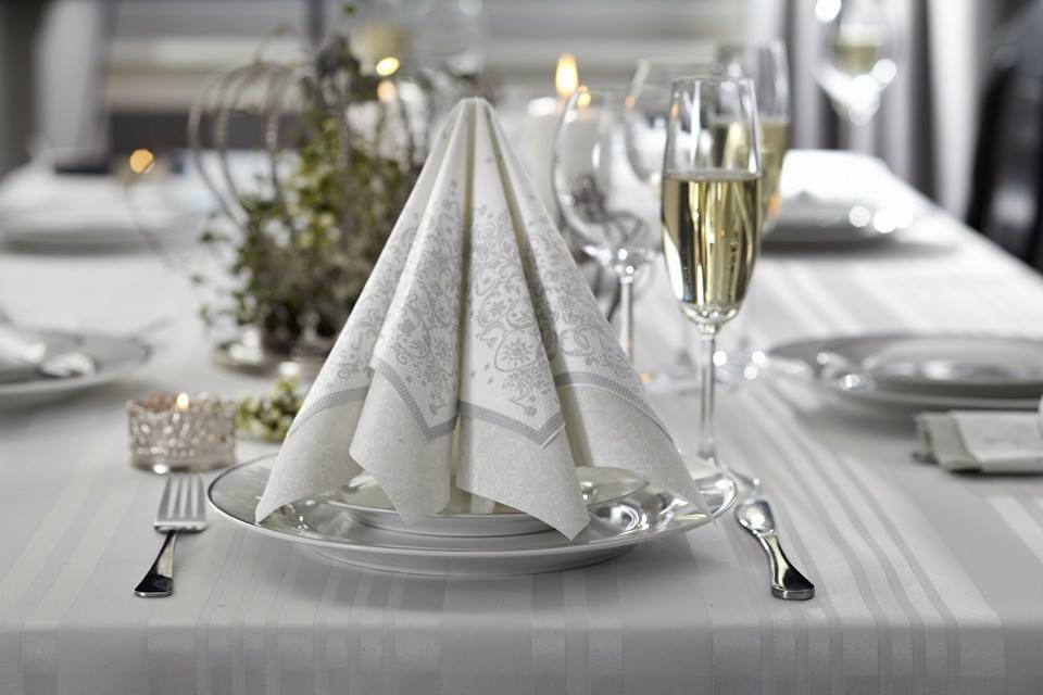 Dekket bord ved Efri Halfa - bryllup, julebord, selskap.