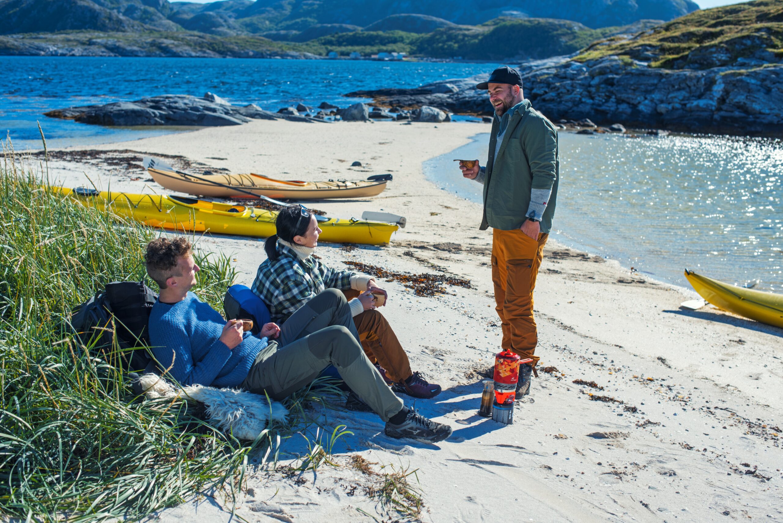 Tre personer tar stranghugg på strandved øya Jøa i Namsos. Foto: Marius Rua/Buckethaus