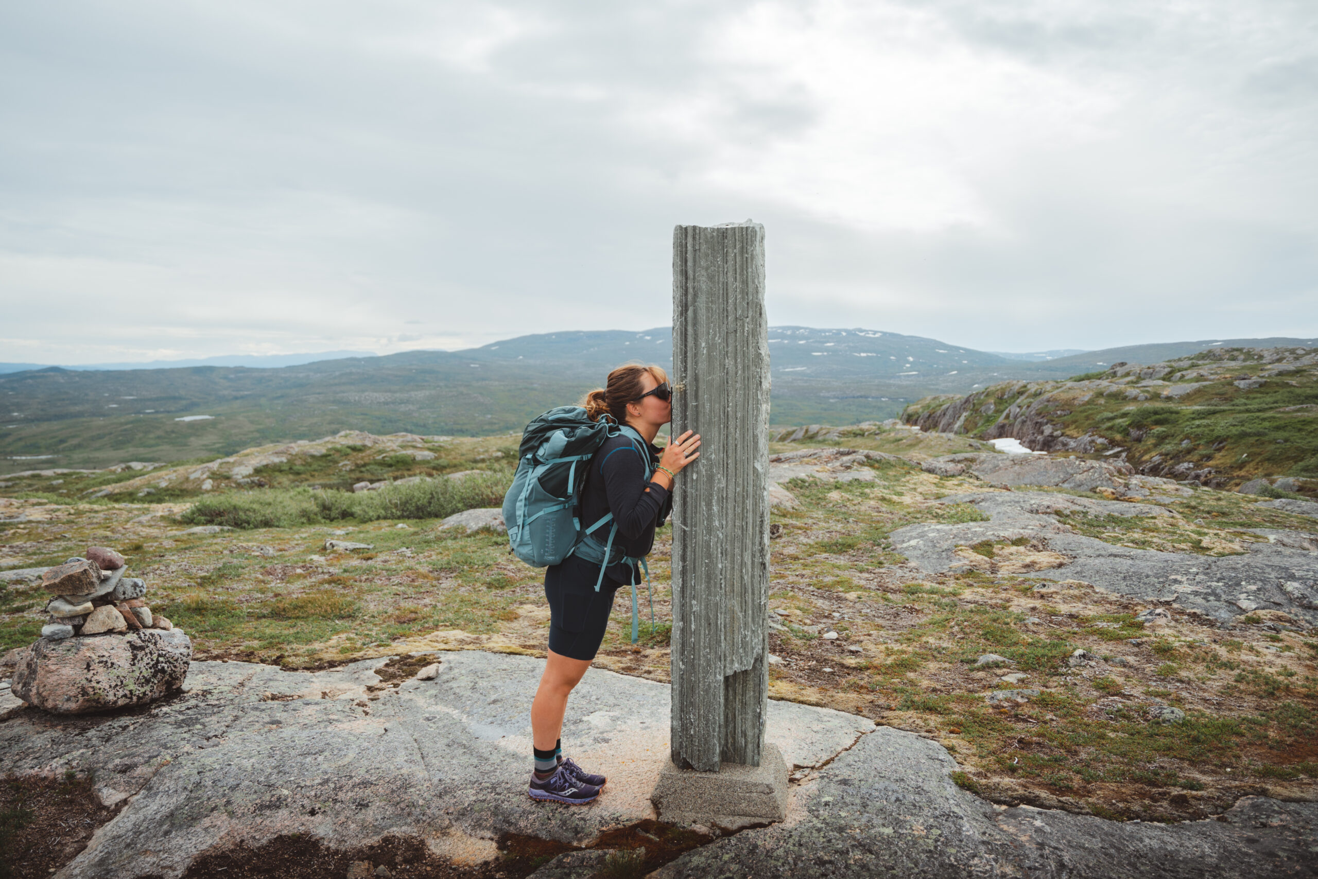 Jente ved nasjonalparkbauta Blåfjella-Skjækerfjella i Lierne. Foto: Ellen Homstad/Visit Namdalen