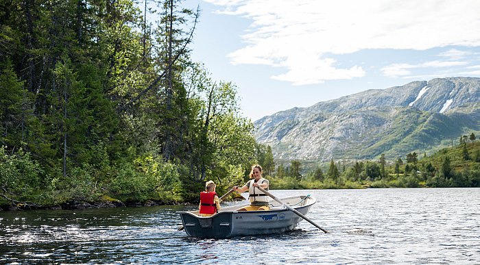 Mor og sønn i liten robåt på fjellvann i Namsskogan. Foto: Marius Rua / Visit Namdalen