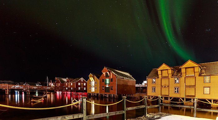 Bryggene i Rørvik under nordlys. Foto: Karol Majtas / Skreifestivalen