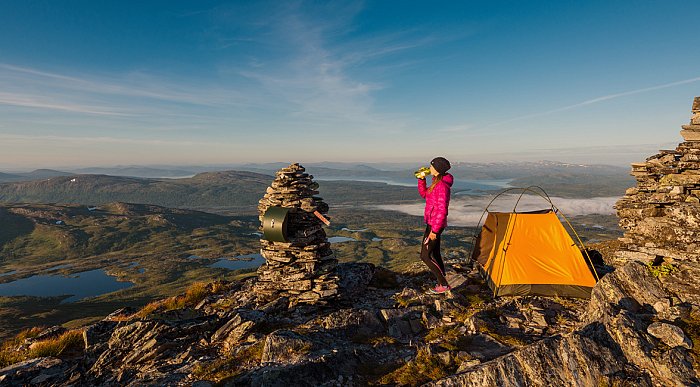 Jente med telt på toppen av Dærga, en av flere fjellturer i Røyrvik. Foto: Bernartwood