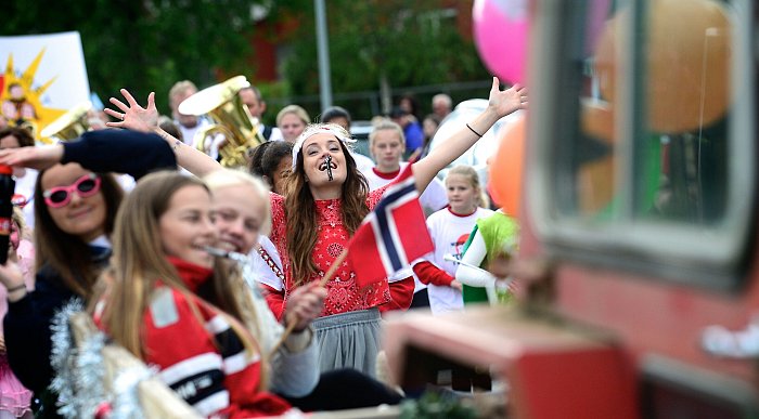 Folkemengde i parade under Norsk Revyfestival. Foto: Norsk Revyfestival